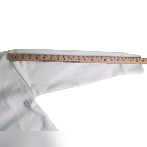 Danskin Women's Cream V-Neck Sweater. S/P - Picture 12 of 13